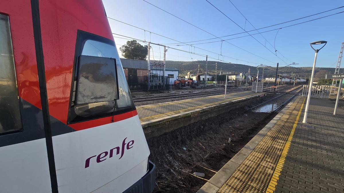 La caída de un muro por acumulación de agua corta la circulación ferroviaria entre Córdoba y Jaén