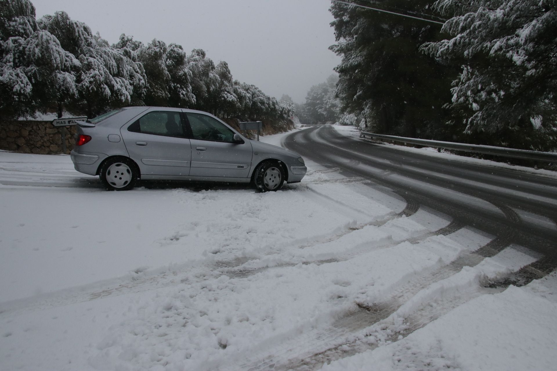 El temporal de nieve en la carretera que va desde Banyeres al Preventorio de Alcoy.