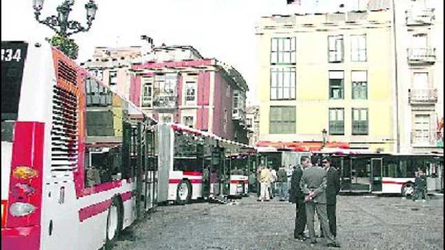 Nuevos autobuses de la línea 1 de la nueva flota de Emtusa, ayer.