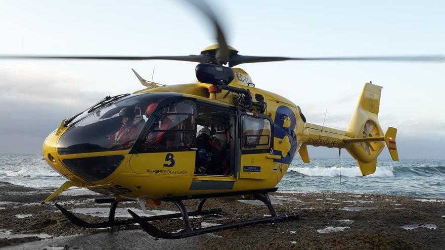 VÍDEO: Helicóptero de los Bomberos de Asturias interviniendo en el rescate de un bañista al que arrastró la corriente en la playa de la Ñora (Villaviciosa)