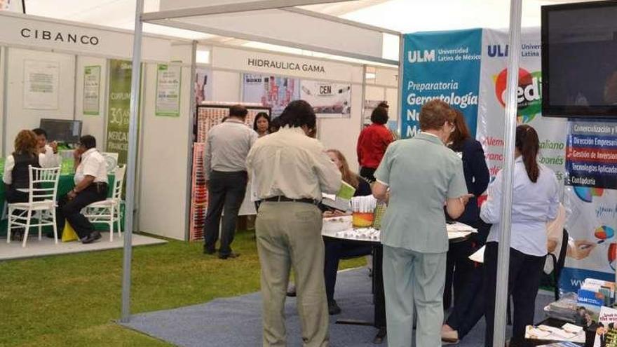 Visitantes en la edición de 2013 de la feria Sapuraiya de automoción.