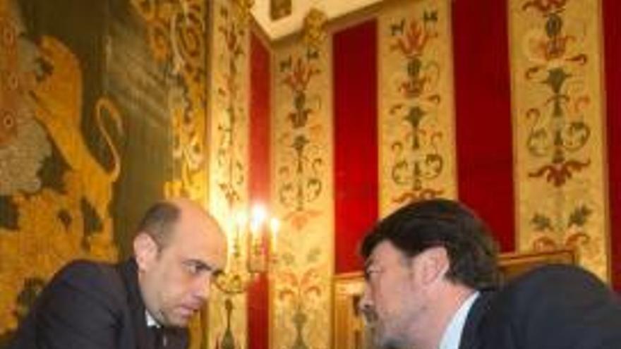 Gabriel Echávarri y Luis Barcala discuten en un pleno.