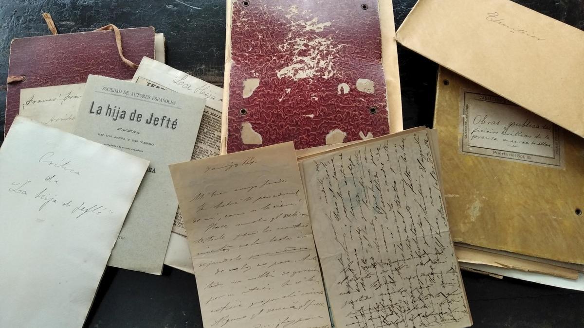 Parte del archivo del poeta José Jurado de la Parra con cartas, obras y recortes de prensa.