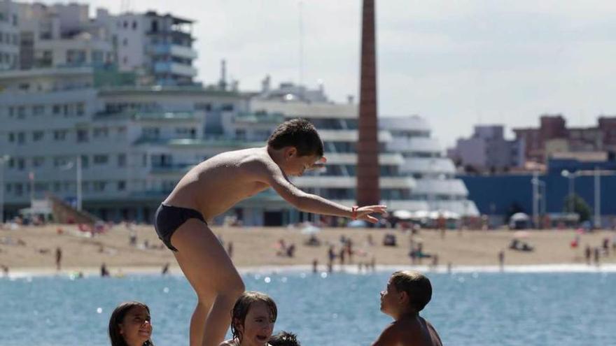 Niños disfrutando ayer de los hinchables. juan plaza