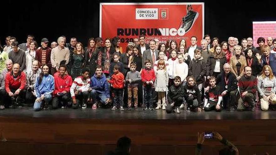 Foto de familia de premiados y autoridades políticas, en el auditorio municipal. // José Lores