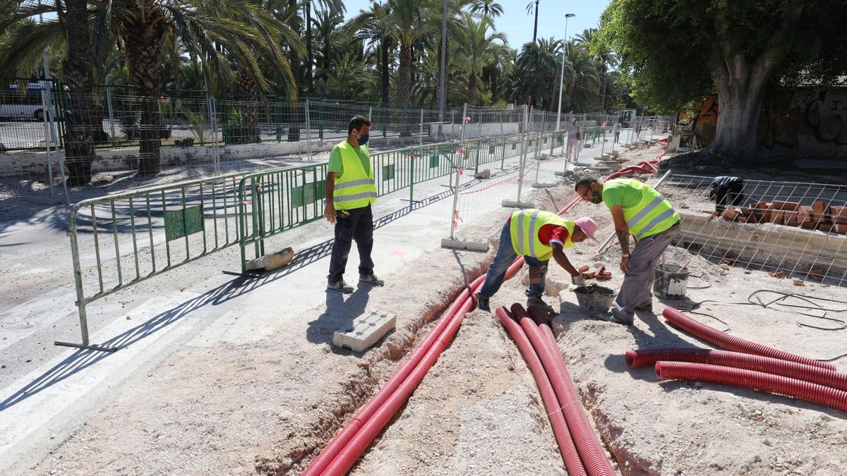 Los operarios trabajan, ayer, en las obras de la calle Nuestra Señora de la Cabeza.