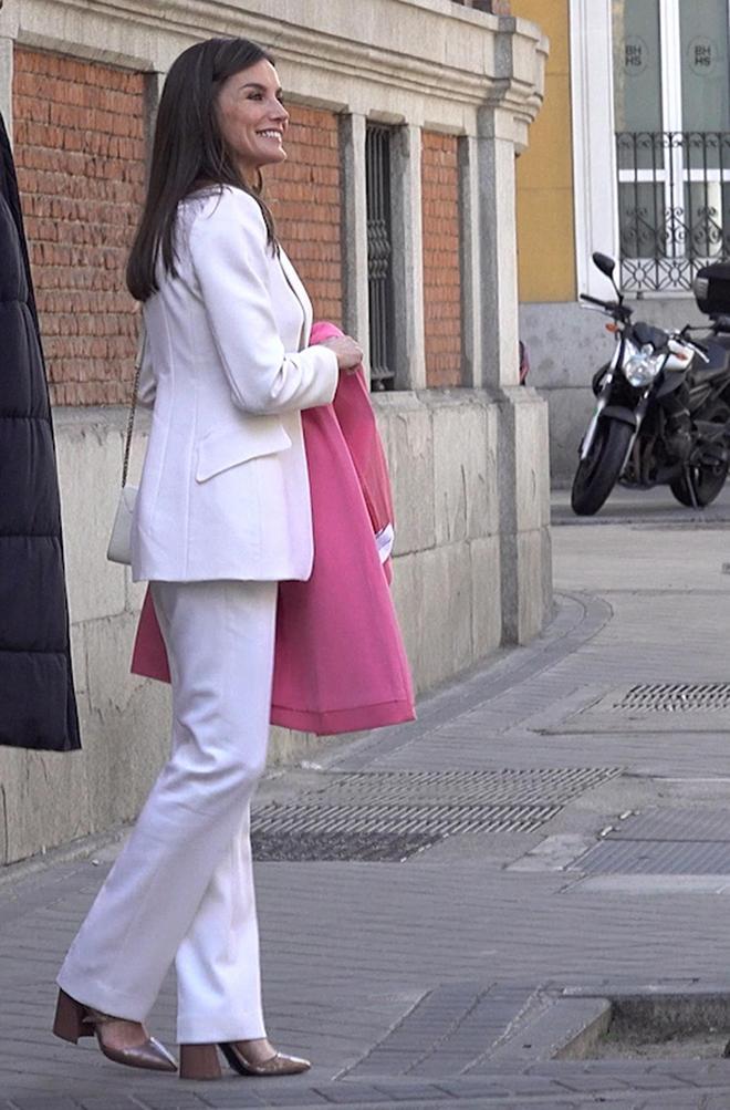 La reina Letizia con traje blanco y abrigo rosa