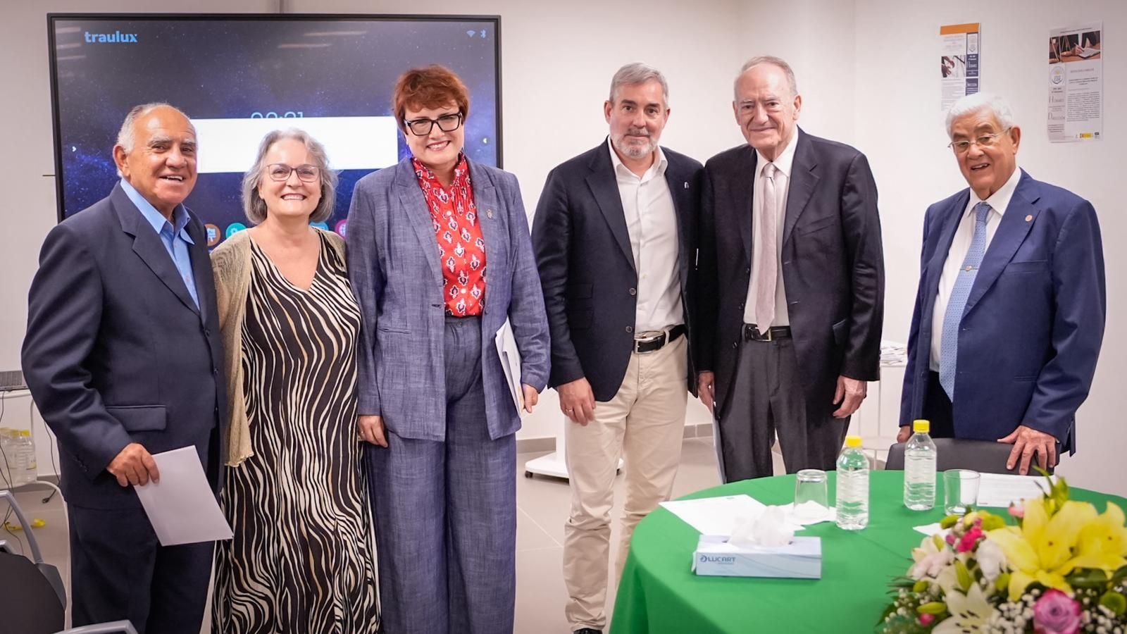 Visita de Clavijo al Centro de Orientación Familiar en Schamann