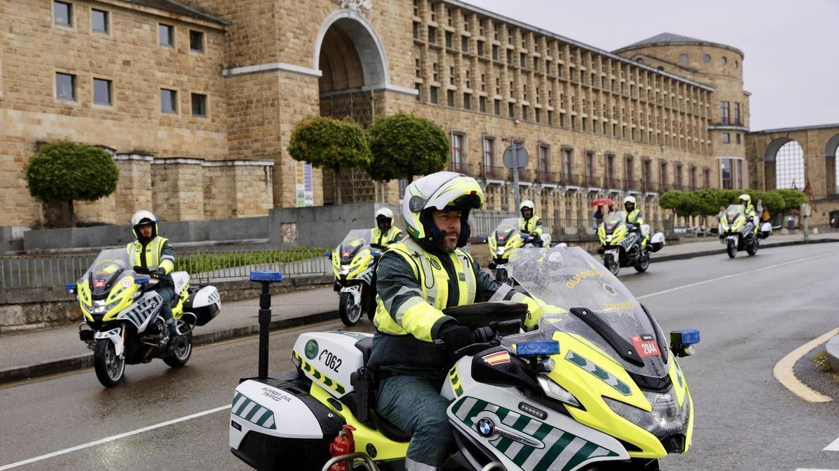 La Guardia Civil prepara su dispositivo para la etapa con salida en Gijón de la Vuelta a España Femenina.