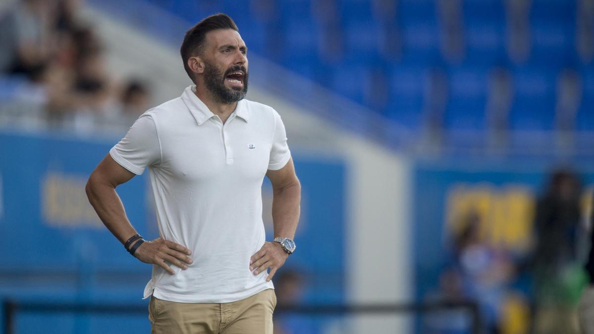 Eder Sarabia, nuevo entrenador del Elche, dando instrucciones, durante un partido