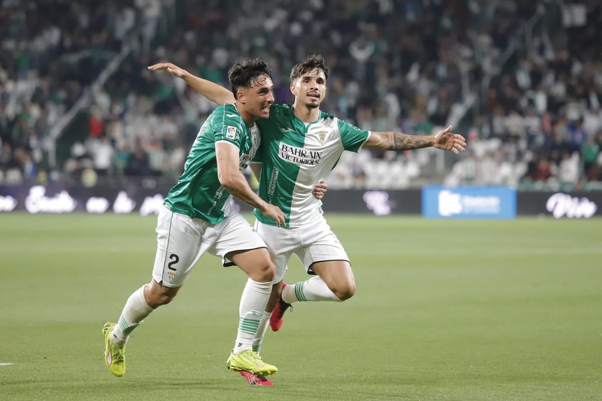 Kevin Medina e Ignasi Vilarrasa celebran el primer gol anulado del Córdoba CF ante el Zaragoza.