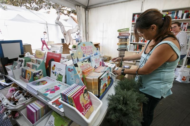 28.05.18. Las Palmas de Gran Canaria. Preparativos de la Feria del Libro.  El Libro Técnico. Parque San Telmo. Foto Quique Curbelo  | 28/05/2018 | Fotógrafo: Quique Curbelo