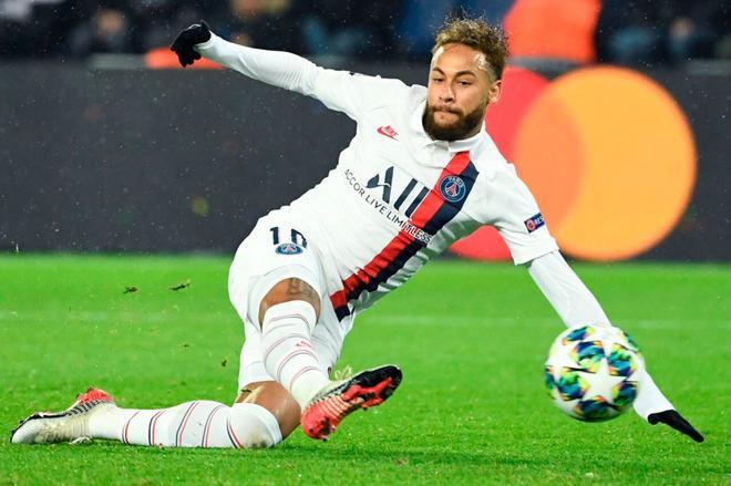 Neymar del Paris Saint-Germain chuta el balón durante el partido del grupo A de la UEFA Champions League entre el Paris Saint-Germain (PSG) y el Galatasaray en Parc des Princes en Paris.