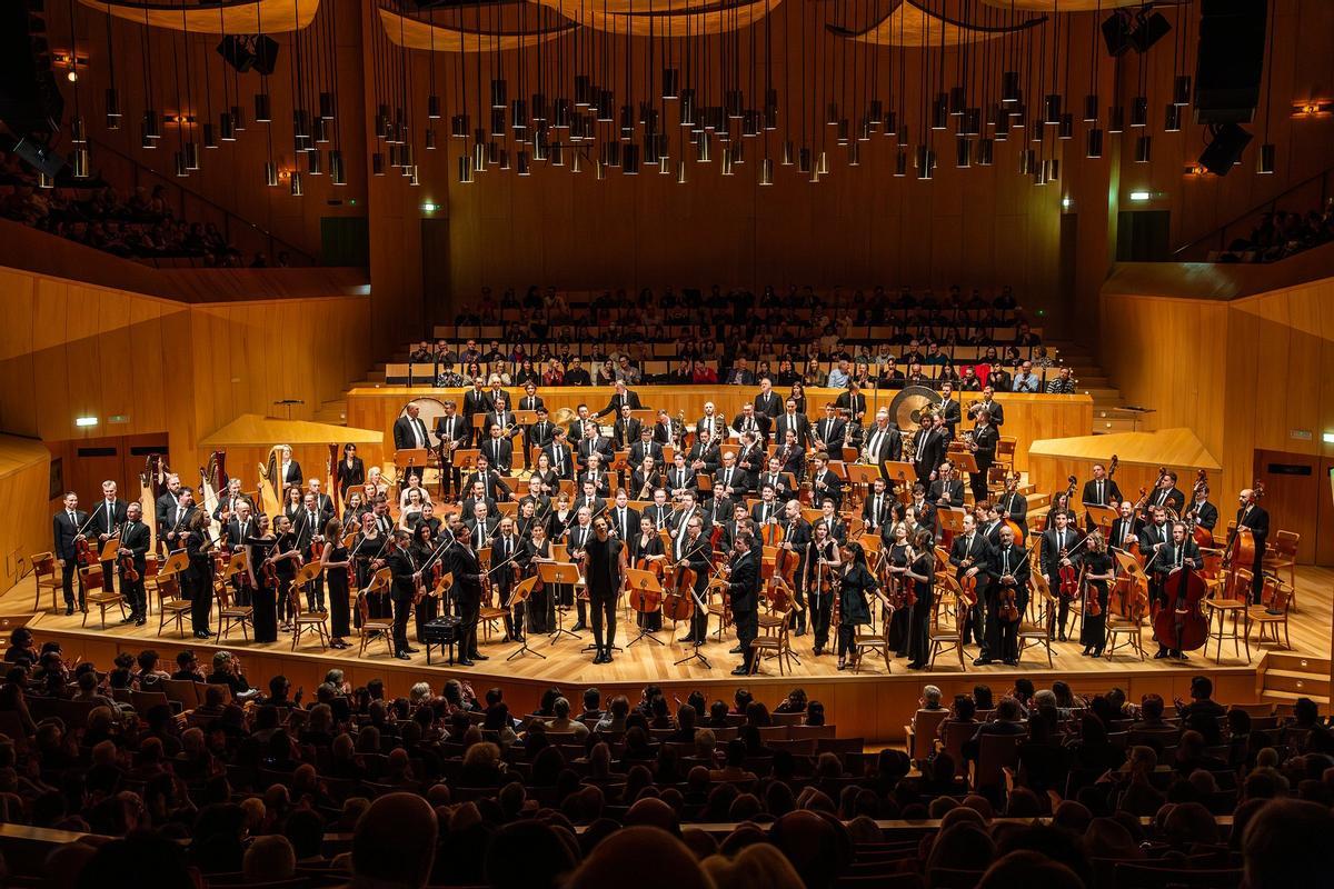MusicEterna, con Currentzis en el centro, en el concierto del martes en el Auditorio de Zaragoza.