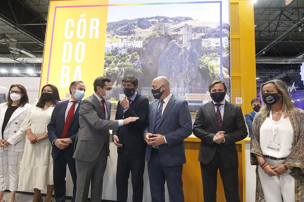 Juanma Moreno junto a las autoridades cordobesas en el stand la provincia