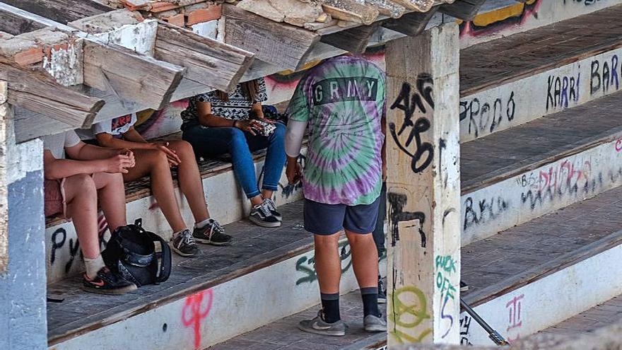 Un grupo de jóvenes en un edificio abandonado.