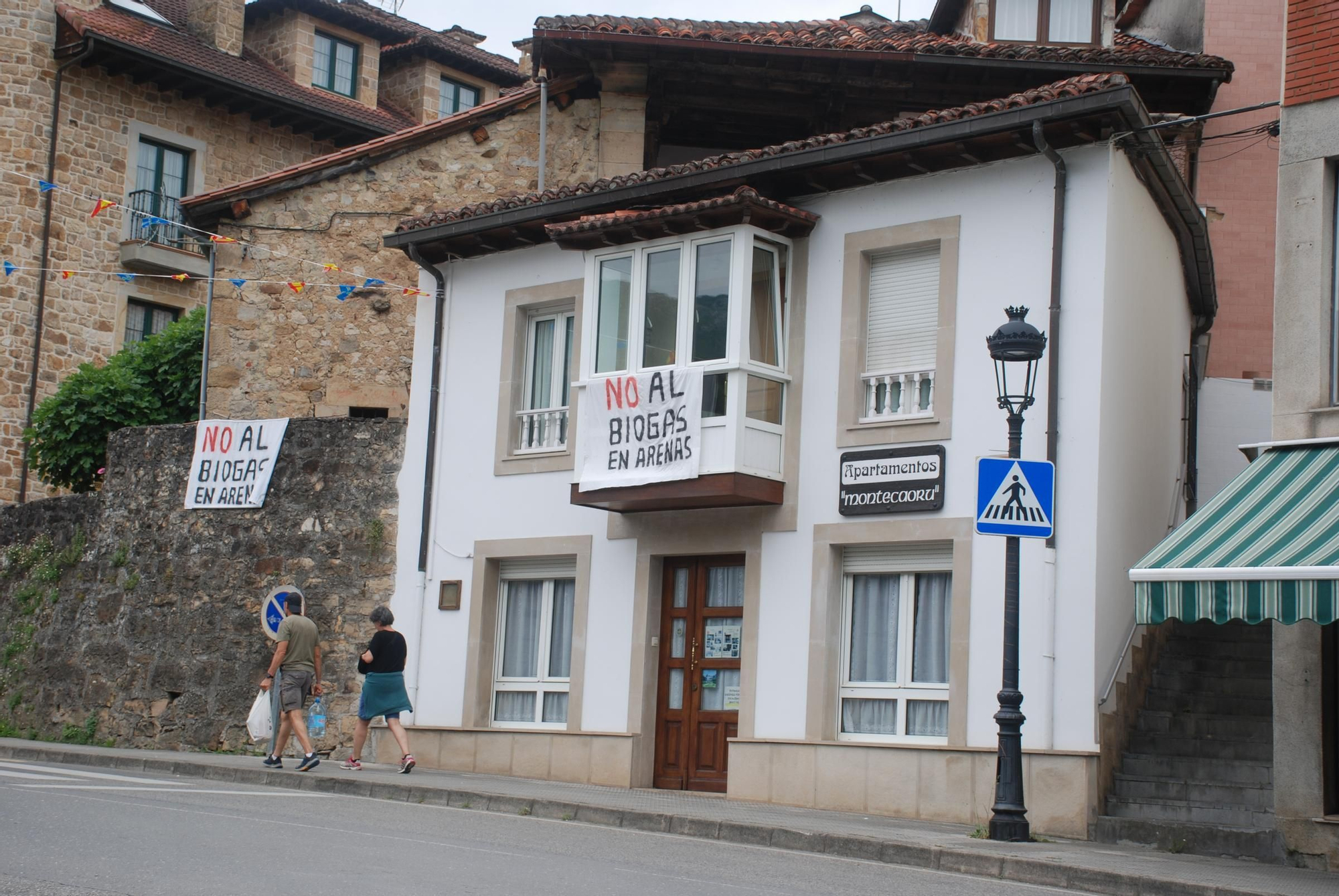 Pancartas contra la planta de biogás de Arenas de Cabrales