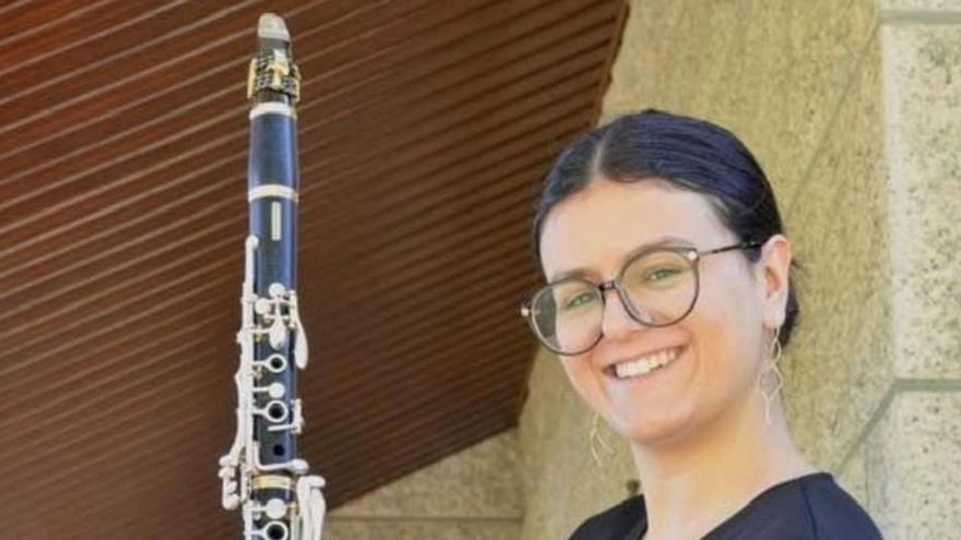 Andrea Ramos Diéguez posa con uno de sus clarinetes.   | // CEDIDA