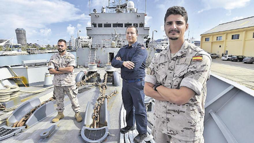 El soldado José Rodríguez, el marinero Yasin Abselam y el soldado Álvaro Márquez, en la cubierta del patrullero &#039;Serviola&#039;.