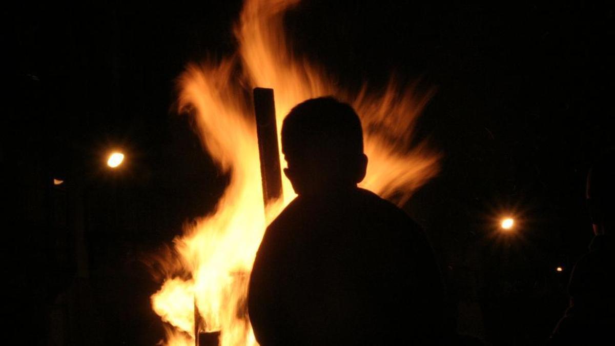 Imatge d'arxiu d'un infant davant d'una foguera