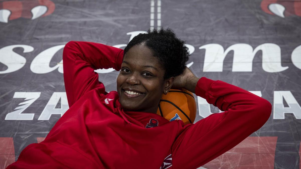 Nadia Fingall, sonriente tras la realización de esta entrevista en la cancha del Príncipe Felipe.