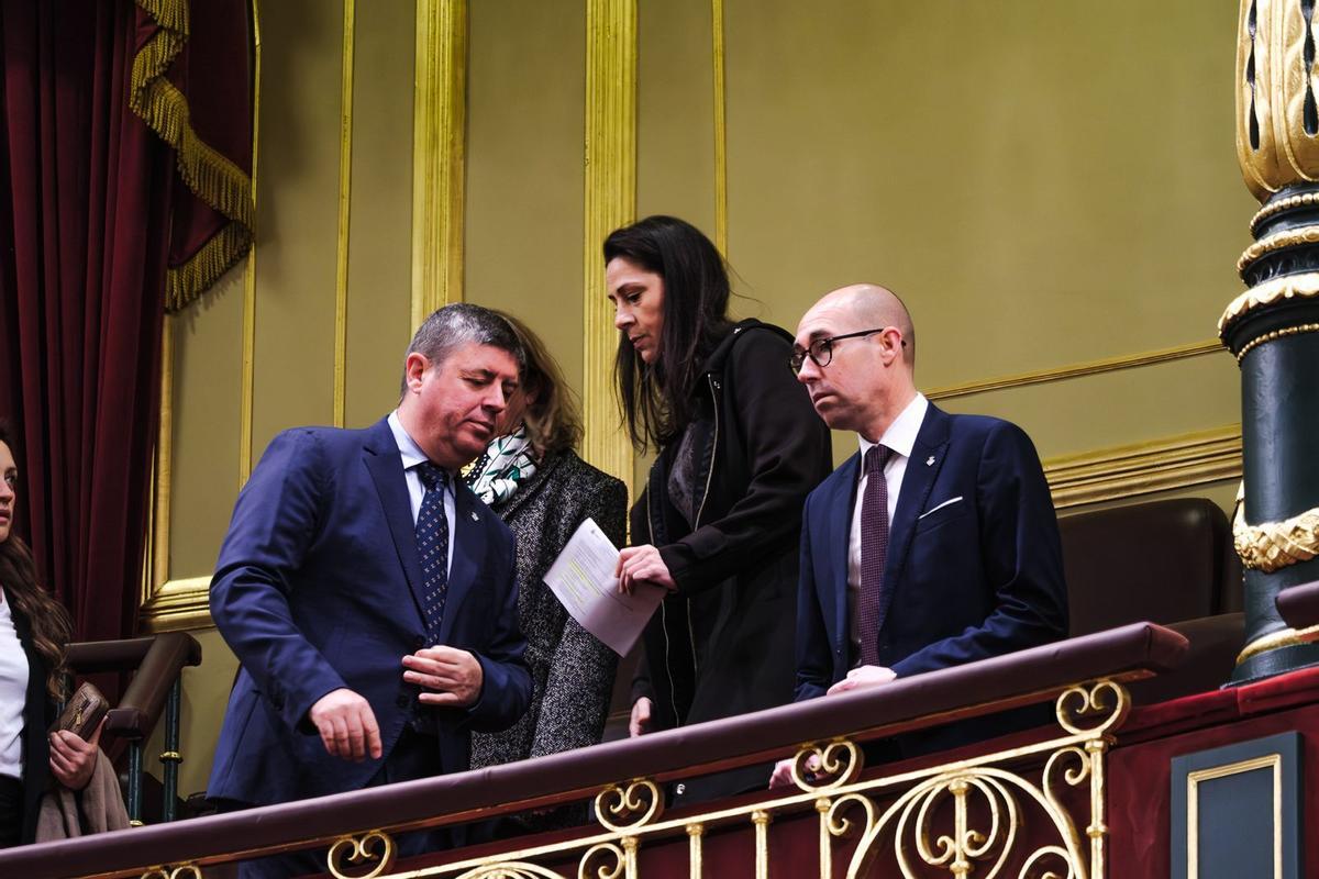 Óscar Portas y Javi Serra en la tribuna del público en el Congreso