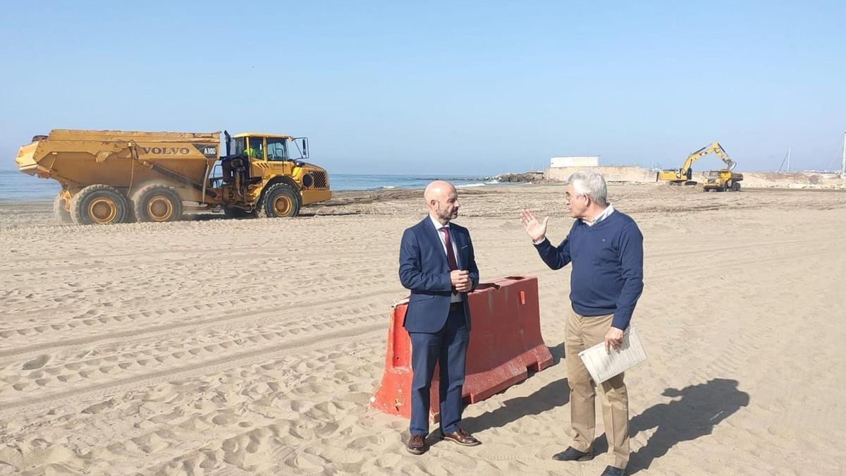 El subdelegado del Gobierno, Javier Salas, en una playa de San Pedro Alcántara.