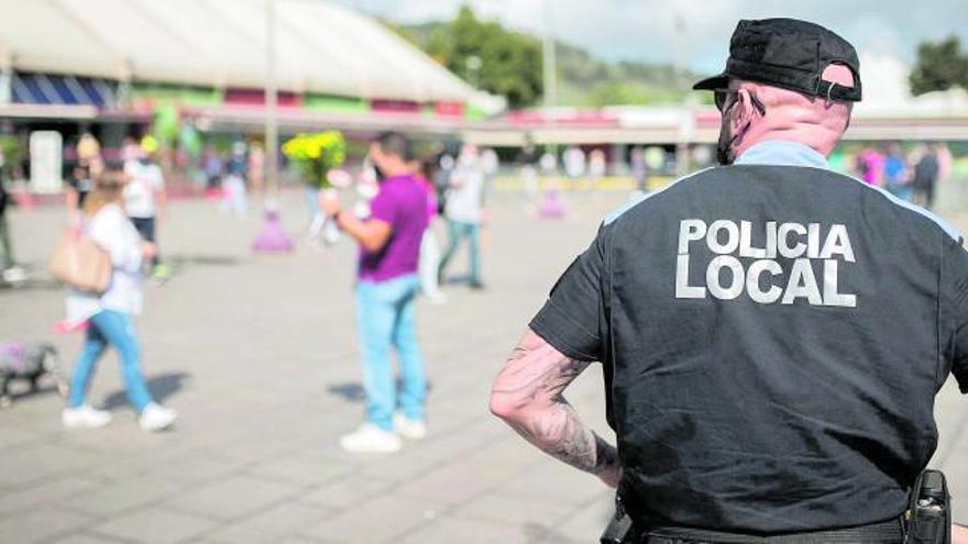 Un agente de la Policía Local de La Laguna controla el tránsito de peatones en la plaza del Cristo.