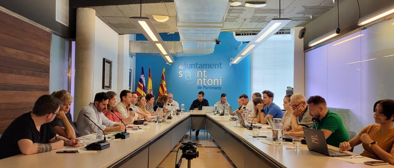 Un momento del pleno celebrado esta mañana en el Ayuntamiento de Sant Antoni.