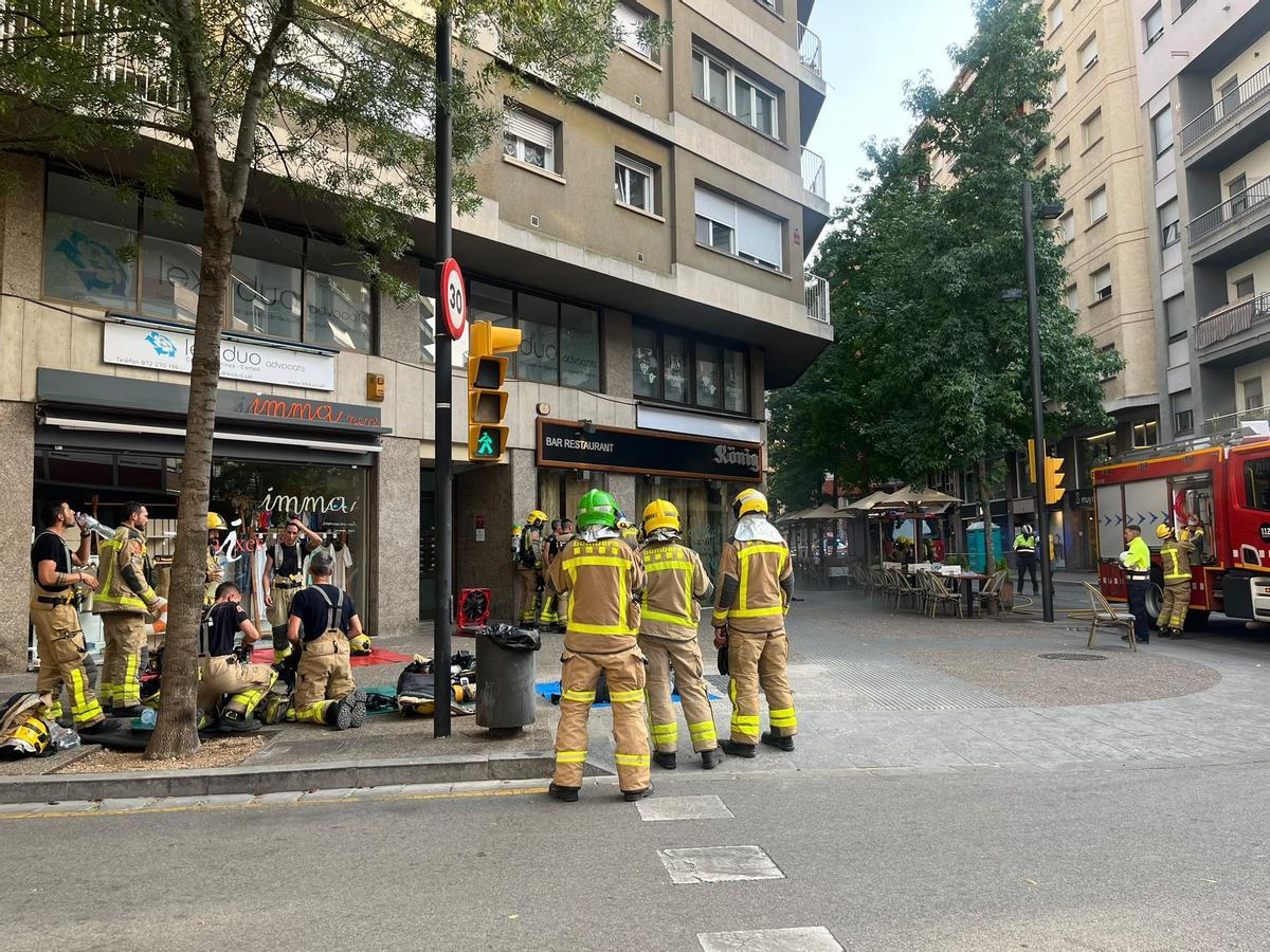 Les imatges d'un incendi en un aparcament al carrer Migdia de Girona