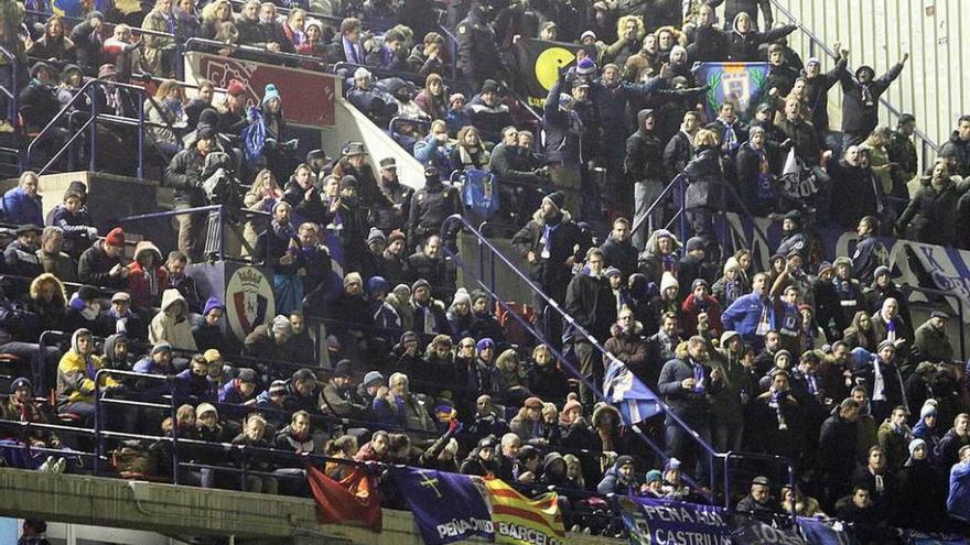 Un aspecto de la grada de El Sadar ocupada por la afición del Oviedo.