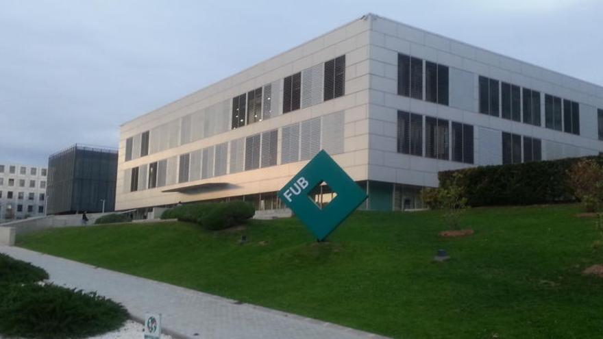 La façana de la seu de la FUB a l&#039;avinguda Universitària de Manresa.