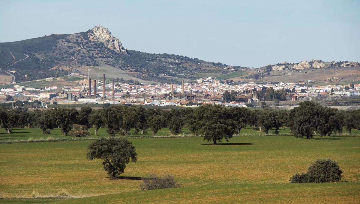 Vista del casco urbano de Peñarroya-Pueblonuevo, con El Peñón al fondo