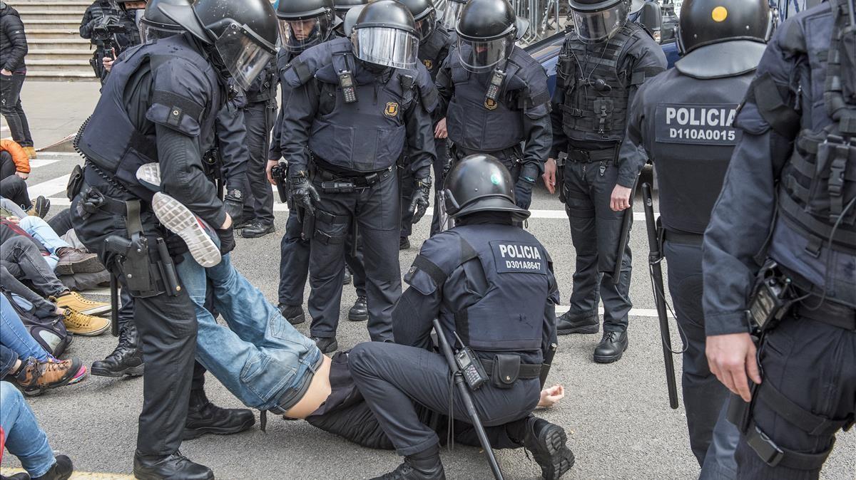 zentauroepp42278925 barcelona  23 02 2018 antidisturbios de los mossos desalojan180223120454