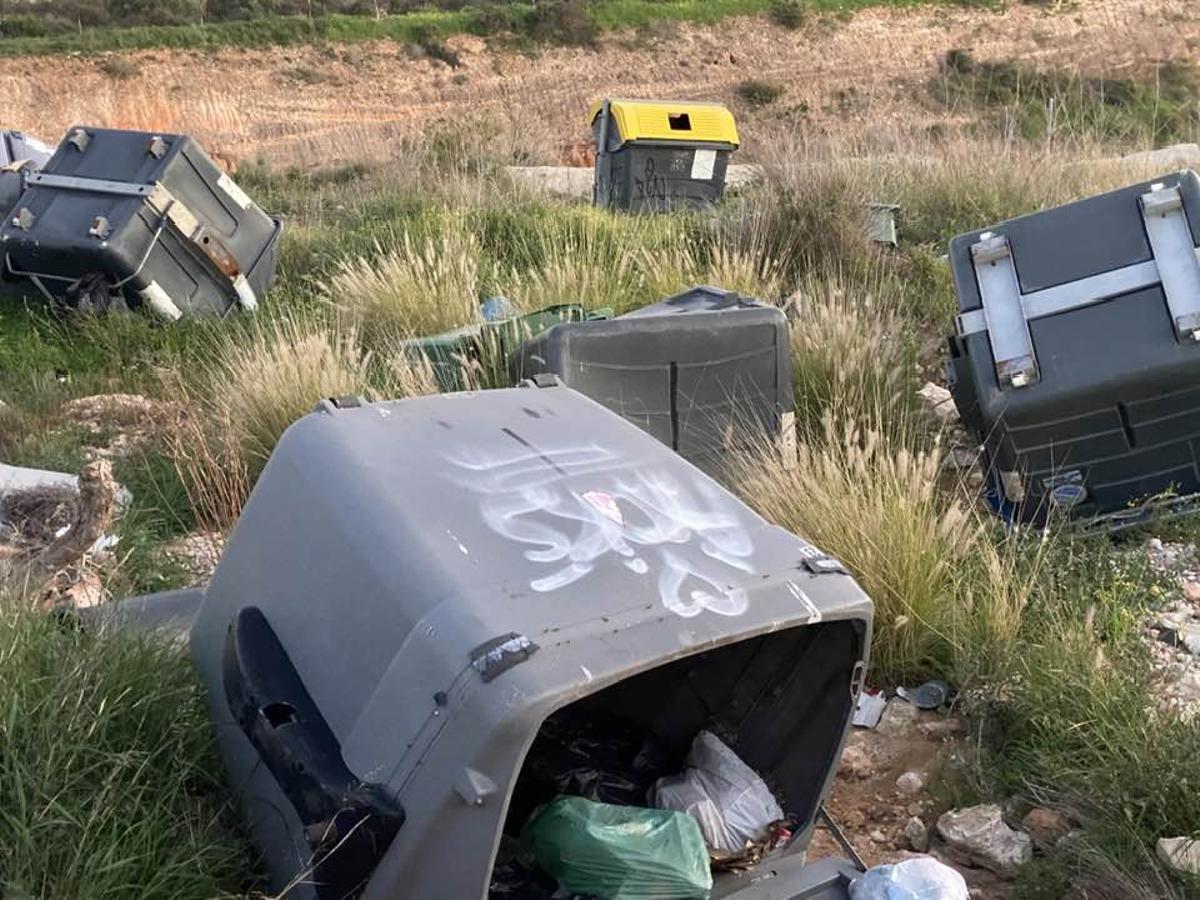 Así está una parcela municipal en Orihuela Costa de acopio de materiales