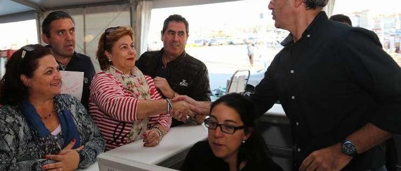 El alcalde, con público y trabajadores, en la fiesta de 2015. // Muñiz