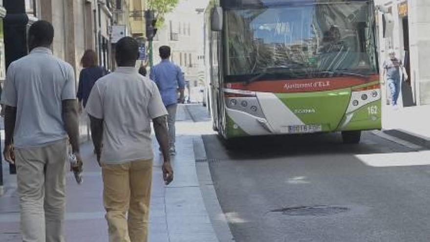 Un autobús circulando por la Corredora, en una imagen tomada ayer.