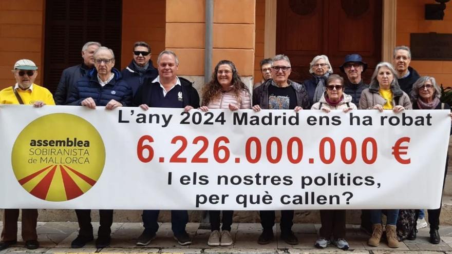 El reclamo de la Asamblea Soberanista de Mallorca ayer ante el Parlament.
