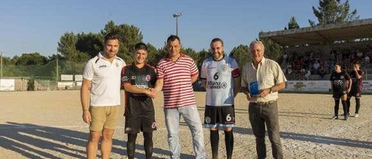 Acto protocolario del partido entre el Cartelle y la UD Ourense. // E.S.