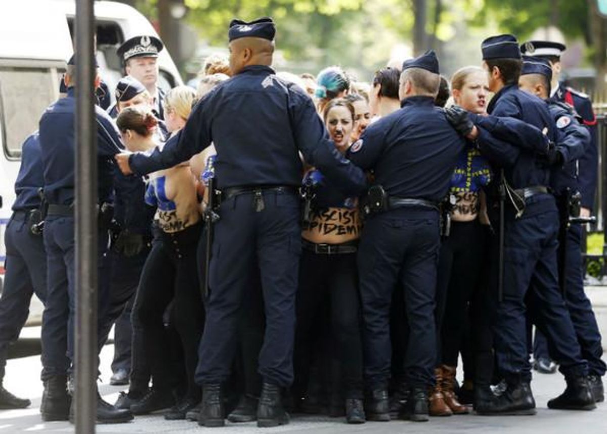 Les forces de seguretat franceses acorralen les activistes en la seva protesta.