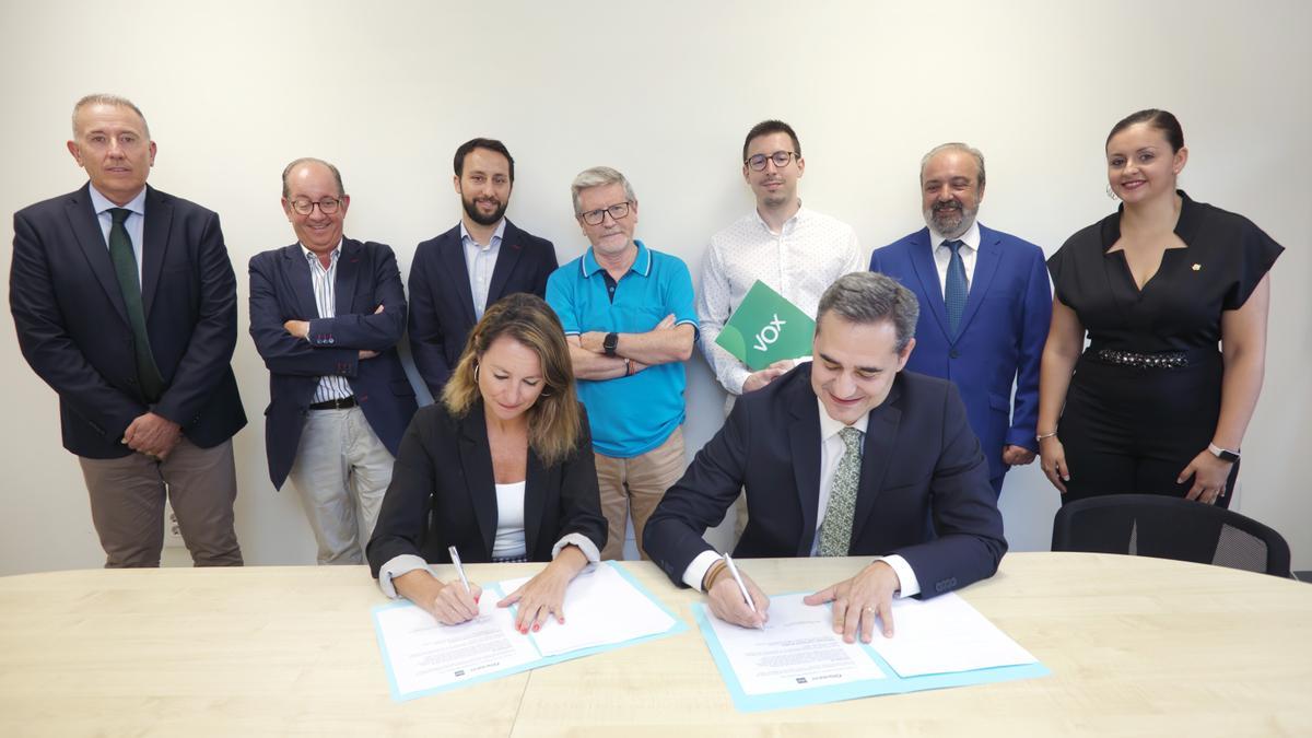 Carrasco (PP) y Ortolá (Vox) firman el documento del acuerdo.