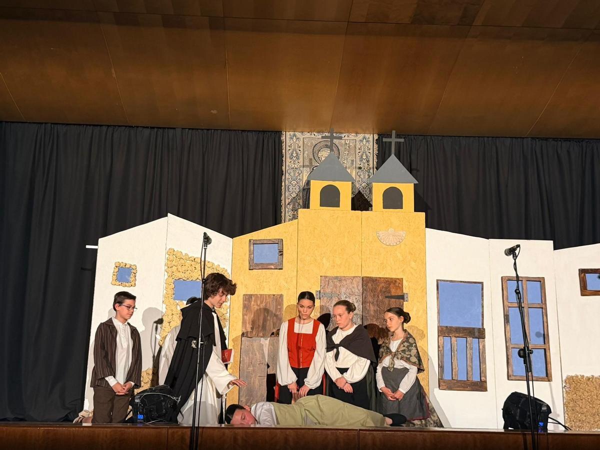 Representación de los "Miracles" en el escenario de la ONCE.