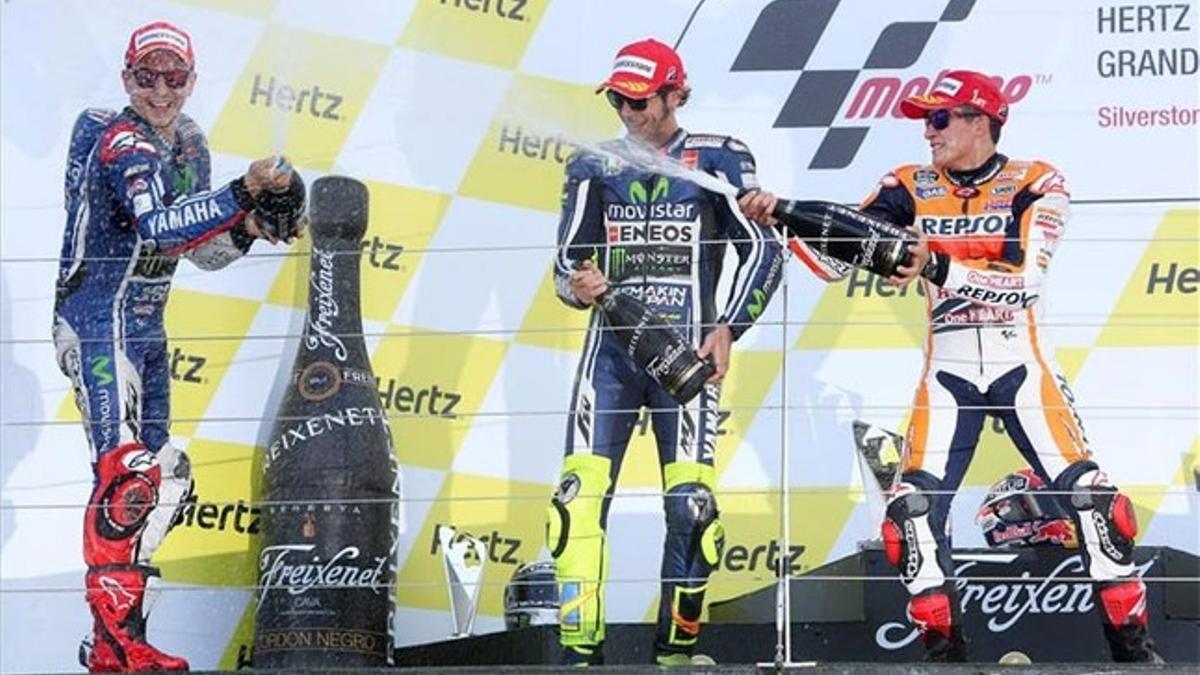 Márquez, rociando con cava a Lorenzo