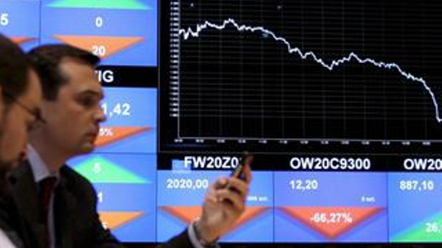 El euro cae al nivel más bajo desde finales de marzo de 2007