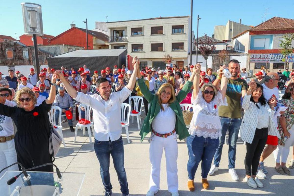 Un momento del acto de cierre de campaña socialista en A Illa. |  // I. ABELLA
