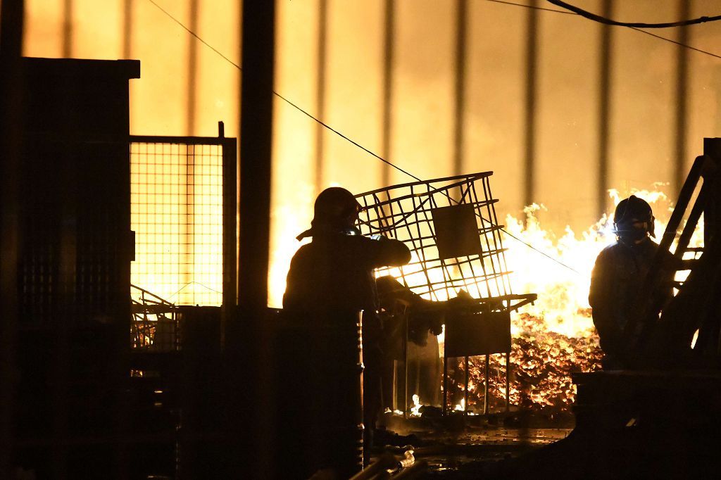 Estas son las imágenes que el aparatoso incendio de Puente Tocinos ha dejado este sábado