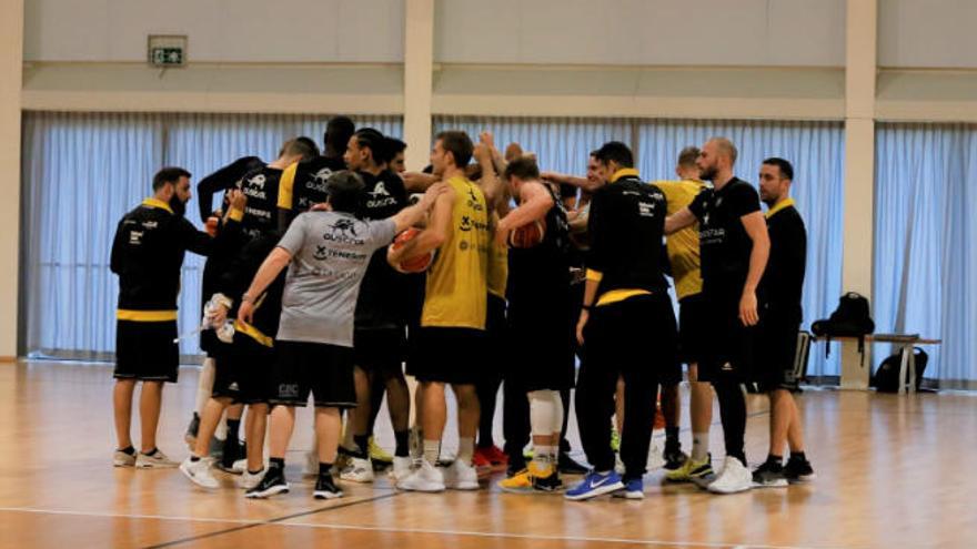 La plantilla del Canarias hace un corro tras el entrenamiento de ayer.