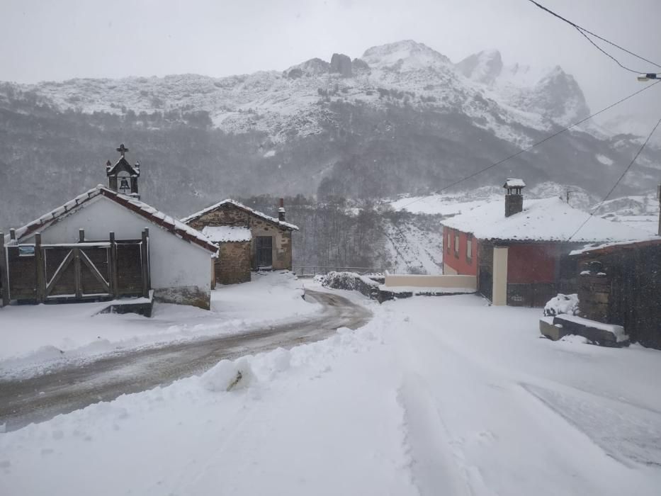 Temporal de nieve en el puerto de Somiedo y La Peral.