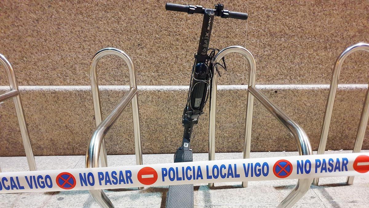 Foto de archivo de un patinete en Vigo con un precinto de la Policía Local.