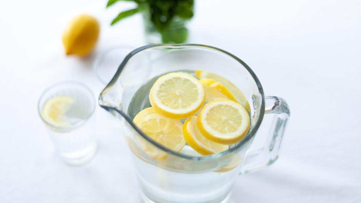 Tomar agua con limón a lo largo de todo el día te ayudará a adelgazar